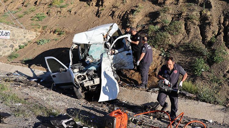 Erzurum da feci kaza Ambulans ile hafif ticari araç çarpıştı ölü ve