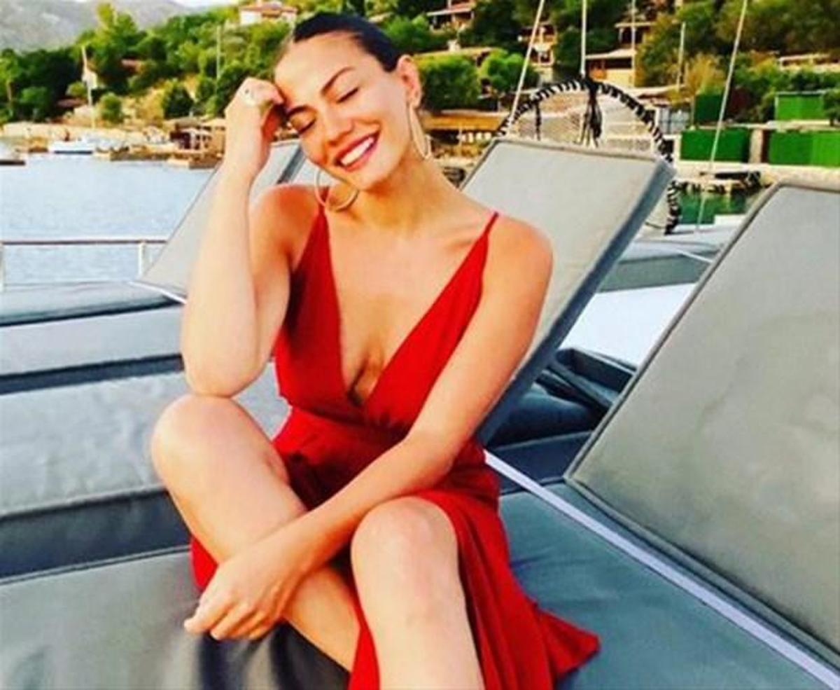 Demet Özdemir tatil sezonunu açtı Bikinili pozlarıyla mest etti