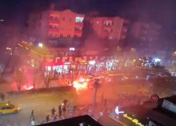 Fenerbah E Ve Galatasaray Taraftar Birbirine Girdi Polis Hemen