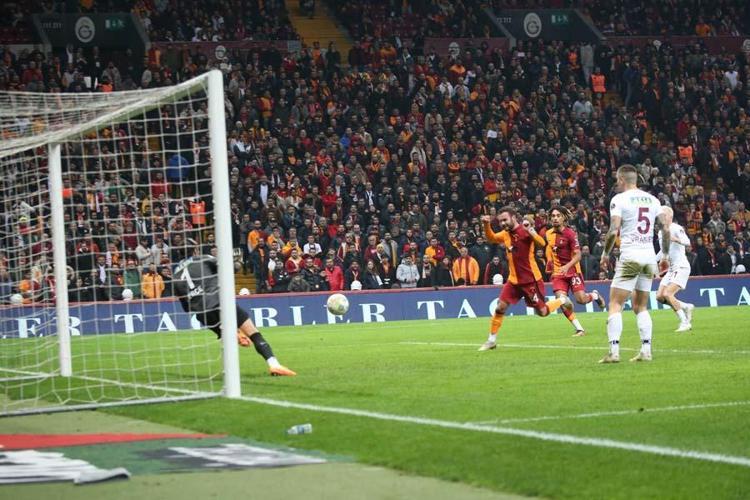 Galatasaray galibiyet serisini 8 maça çıkardı Okan Buruk tarihe geçti