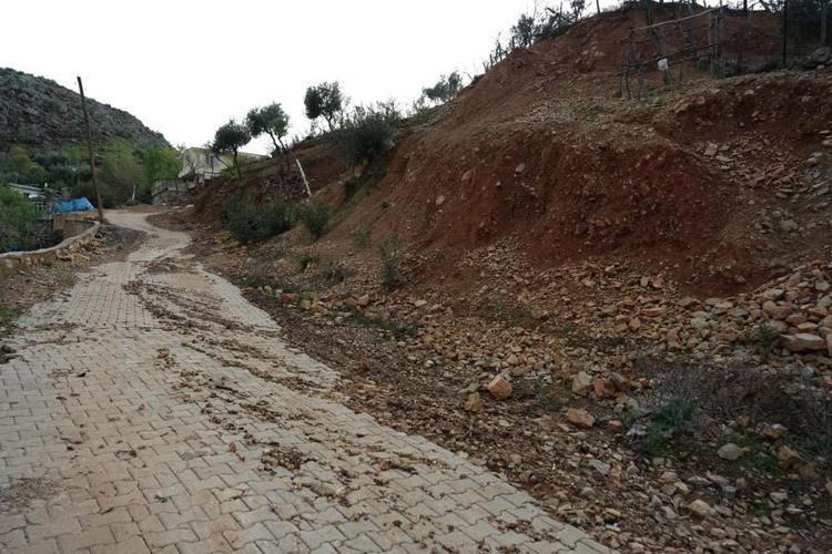 Depremin yıkamadığını dağdan kopan kayalar yıktı Gündem Haberleri