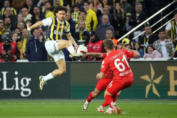 Fenerbahçe tuzağa düştü dedi ve çıldırdı Mert Hakan tehdit etti