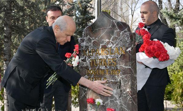 Bahçeli, Türkeşin mezarını ziyaret etti