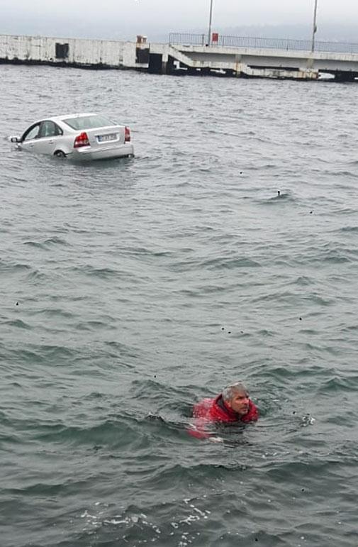 Sinopta denize düşen otomobilin sürücüsü kendi imkanlarıyla sudan  çıktı