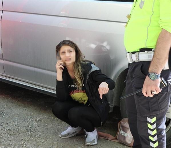 Yasağı deldi, eşini araçta bırakıp polisten kaçtı