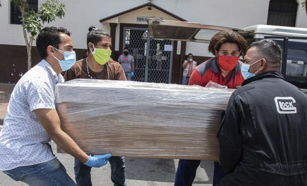 Ekvadorda, Kovid-19un merkez üssü Guayaquilde ev ve hastanelerden  1424 ceset toplandı