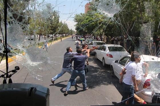 Diyarbakır Belediyesini bastılar
