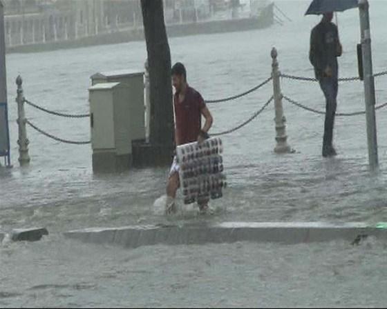 İstanbulda yağmur sürprizi