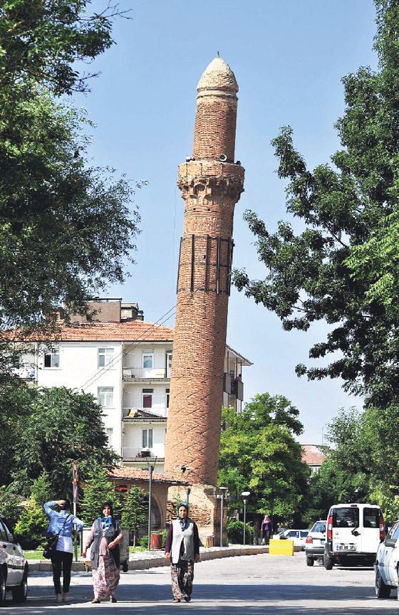 Türkiye’nin Pisa’sı 8 asırdır yer çekimine direniyor