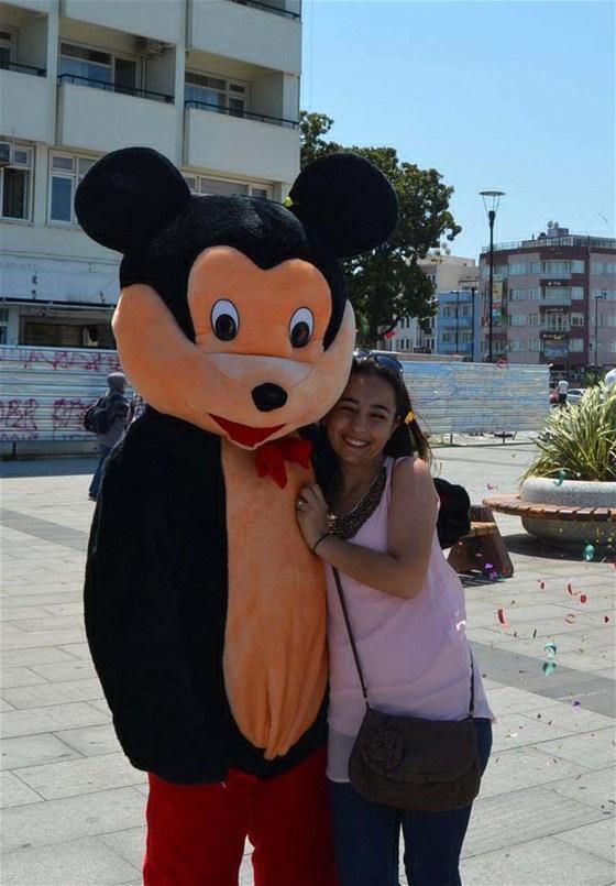 Mickey Mouse kılığına girip...