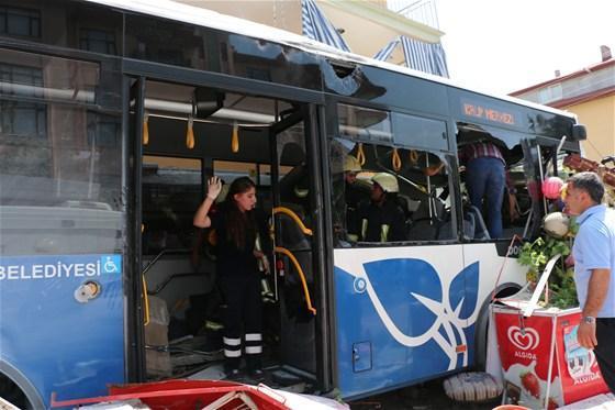 Belediye otobüsü markete daldı Ölü ve yaralılar var