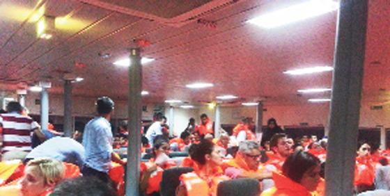 Dalgalar nedeniyle feribotun camı patladı