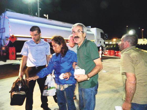 Dalgalar nedeniyle feribotun camı patladı