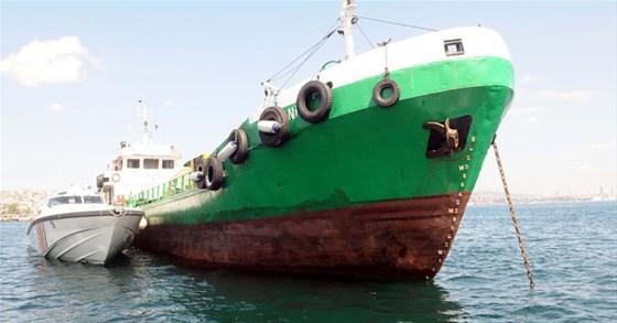 İstanbulda gemi, tekneye çarptı