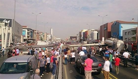 Avcılarda köprü çöktü Çok sayıda yaralı var