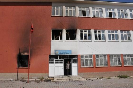 PKK Bulanık’ta 3 okulu molotoflu saldırıyla yaktı