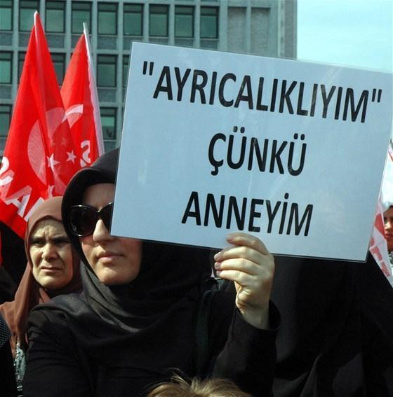 Kadınlardan pembe metrobüs eylemi