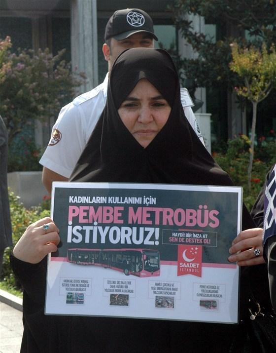 Kadınlardan pembe metrobüs eylemi