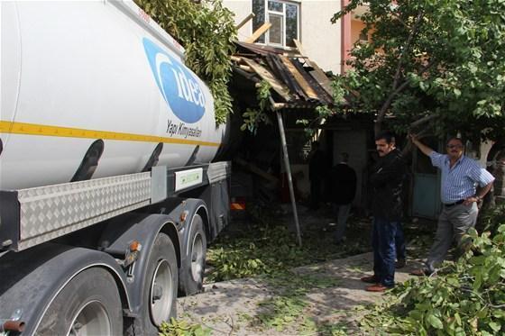 Yoldan çıkan tanker eve çarptı: 1 ölü, 1 yaralı