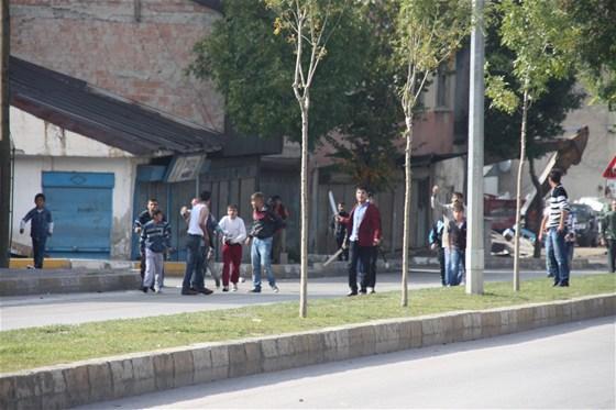 IŞİDi protesto eden gruba satırlı tüfekli saldırı