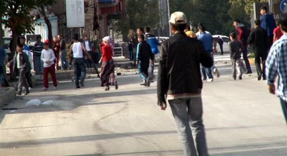 IŞİDi protesto eden gruba satırlı tüfekli saldırı