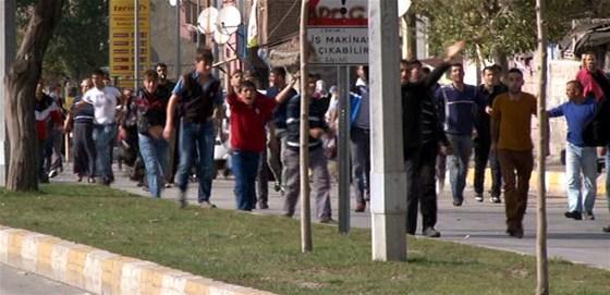 IŞİDi protesto eden gruba satırlı tüfekli saldırı