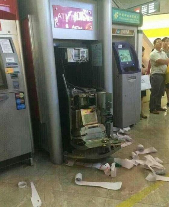 Para çekemeyince ATMyi parçaladı