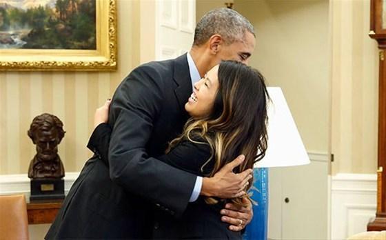 Obama Ebola’yı yenen hemşireye sarıldı