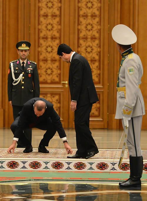 Erdoğan yine bayrağı yerde bırakmadı