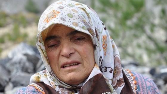 Elleriyle toprağı kazıyarak evlatlık oğlunu arıyordu