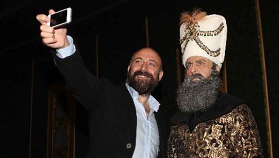 Halit Ergenç Kanuni ile selfie çekti