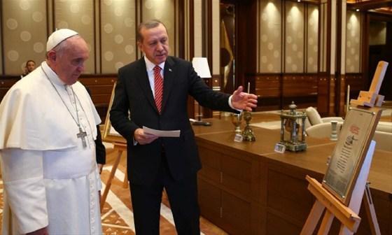 Cumhurbaşkanı Erdoğan, Papaya fatihin fermanını hediye etti