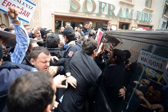 AK Partili eski vekile yumurtalı protesto