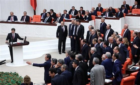 Davutoğlunun sözleri Meclisi karıştırdı