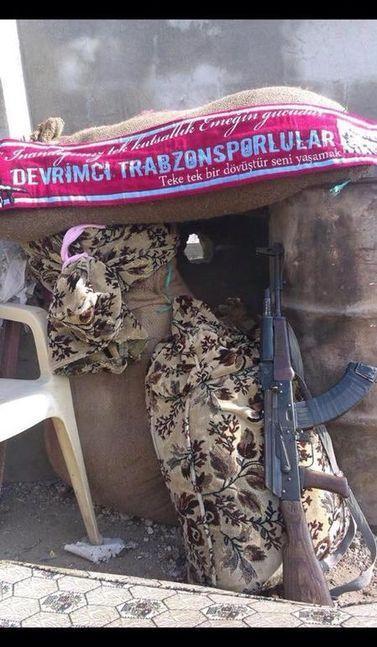 YPG saflarındaki bordo-mavi atkılılar kafa karıştırdı
