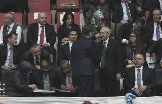 Davutoğlu, Kılıçdaroğluyla tokalaştı; Erdoğan uzaktan el salladı