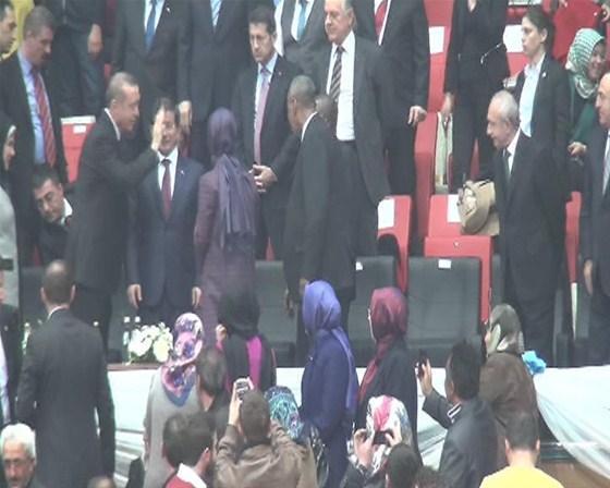 Davutoğlu, Kılıçdaroğluyla tokalaştı; Erdoğan uzaktan el salladı