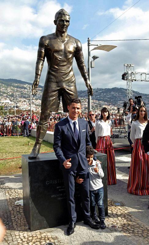Ronaldonun heykeli dikildi