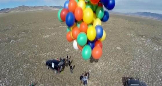 Paraşütçünün 90 balonla tehlikeli uçuşu