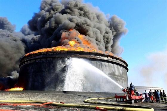 Petrol tankerleri günlerdir yanıyor