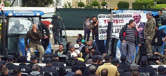 Eylemcilerden polise tazyikli süt