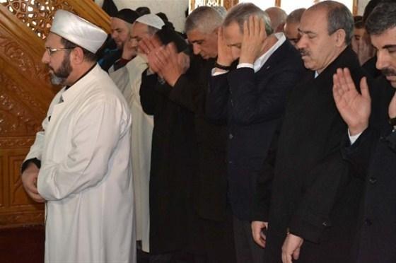 Zafer Çağlayan annesini toprağa verdi