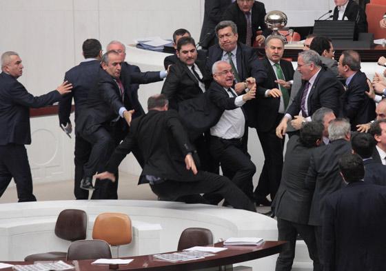 Mecliste yine kavga çıktı