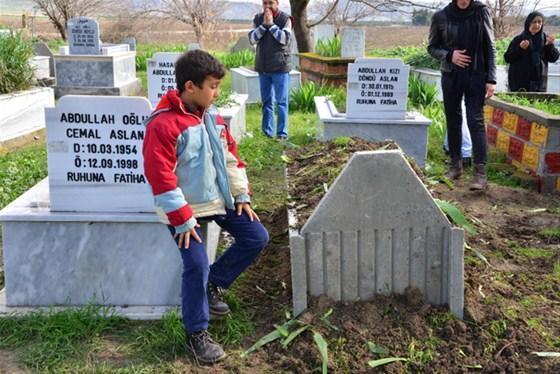 Gözyaşları içinde babasının yanına defnedildi