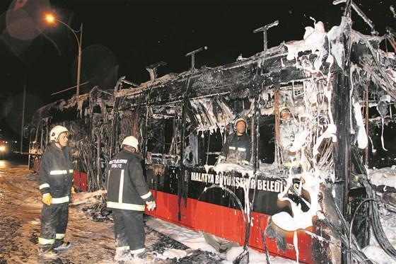 İlk trambüs, ilk gününde yandı