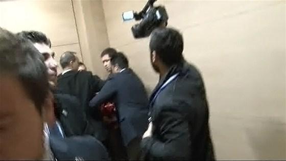 Erdoğan konuşurken pankart açmak istediler