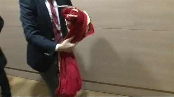 Erdoğan konuşurken pankart açmak istediler