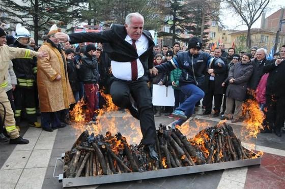 Vali az kalsın Nevruz ateşinde yanacaktı