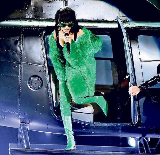Rihanna Helikopterle indi