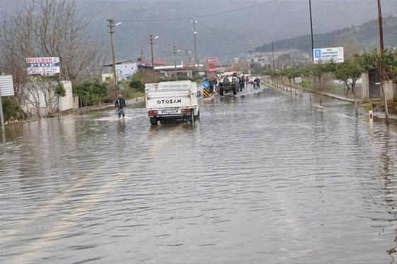 Baraj patlamasın diye kapaklar açıldı, 4 milyon lira sular altında kaldı